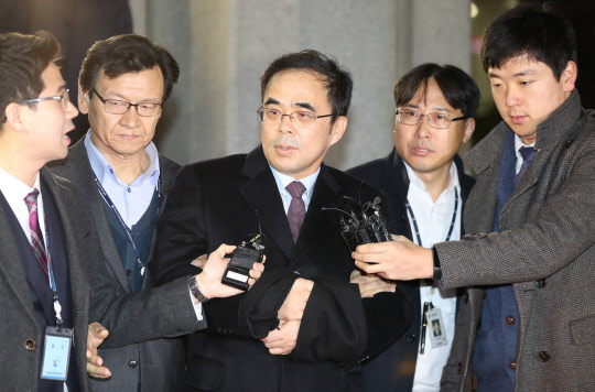 김종 구속      (서울=연합뉴스) 김도훈 기자 = 직권남용과 공무상 비밀누설 혐의로 구속된 김종 전 문화체육관광부 차관이 22일 새벽 서울 서초구 서울중앙지검에서 나와 구치소로 향하는 차에 탑승하고 있다. 2016.11.22      superdoo82@yna.co.kr  (끝)